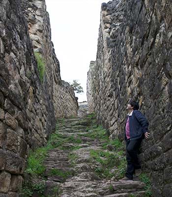 Caminhada por becos e praças de Kuélap